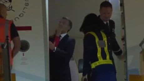 Emmanuel Macron dément avoir été giflé par sa femme, Brigitte, au Vietnam : « On plaisantait » et on « se chamaillait »