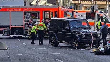 Ein Todesopfer in Stuttgart: Auto fährt in Menschenmenge – Fahrer weiter in Gewahrsam