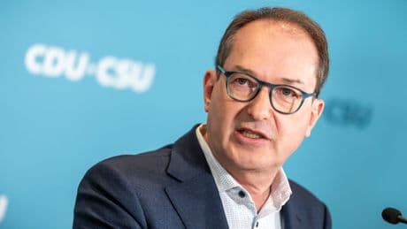 Vor Dobrindt-Amtsantritt - Innenministerium stoppt Flüchtlings-Flug