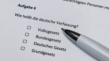 Gefälschte Tests: Bericht deckt riesigen Betrug bei Ausländerbehörden auf