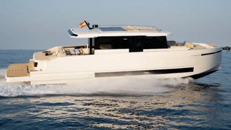 Anche i cantieri spagnoli in prima linea a Cannes: De Antonio lancia l?ammiraglia D60, Girbau il nuovo G31