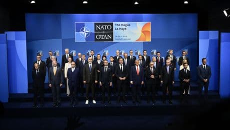 Sánchez apartado y Trump señalando con el dedo: las 10 fotos más destacadas de la cumbre de la OTAN