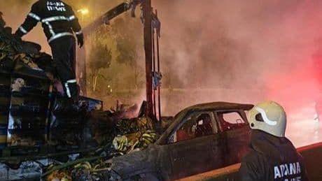 Adana'da feci kaza! TIR'a çarpıp alev alan otomobildekileri çevredekiler kurtardı