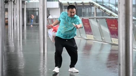 Typhon Whipha: les images de Hong Kong frappé par des vents puissants et de fortes pluies