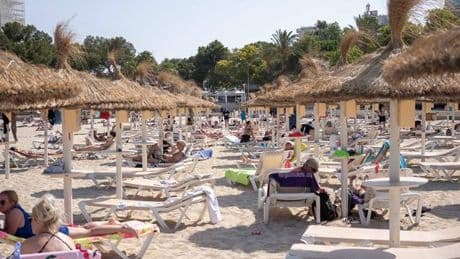 Tourists hit with €750 fines for buying illegal souvenirs in Spanish hotspot