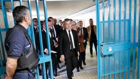 "Deux fois moins cher, trois fois plus vite": Gérald Darmanin justifie la construction de prisons en préfabriqué