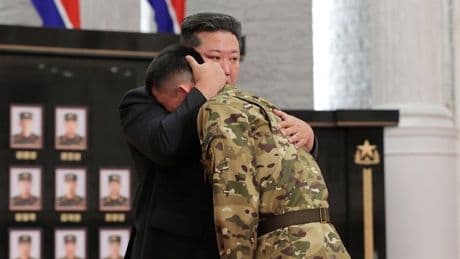 Kuzey Kore lideri Kim'den askerlere kahramanlık nişanı