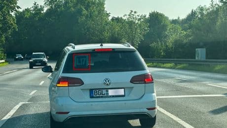 L17 in der Heckscheibe: Was das seltene Schild über den Fahrer aussagt