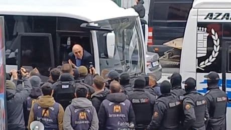 Mahmut Tanal, gözaltıları engellemek için polis aracına çıktı