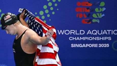 Katie Ledecky reste reine mondiale du 800 m nage libre et fait parler son expérience face à Summer McIntosh