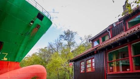 Norwegen: 135-Meter-Schiff fährt Norweger in den Garten