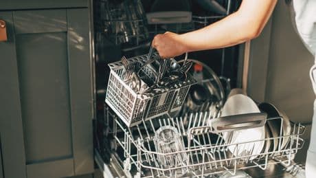 Schmutziges Geschirr trotz Spülgang? Diese Tipps wirken sofort