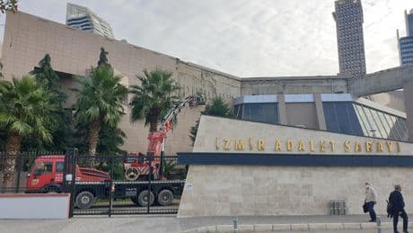 İzmir Adliyesi’nde avukata fiziksel saldırı | İzmir Barosu: “Savunma susmayacak”