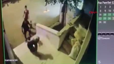 Batman'da bıçaklı saldırı kamerada