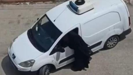 'Çay koyma' tartışmasında eşini sokak ortasında darbetti