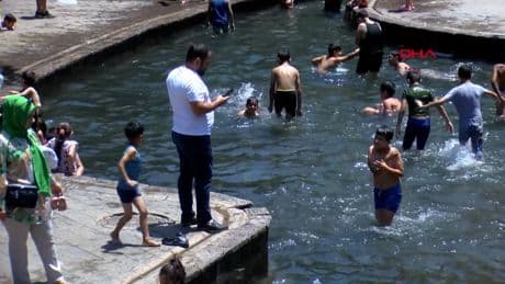 Diyarbakır’da çocukların süs havuzunda tehlikeli serinliği