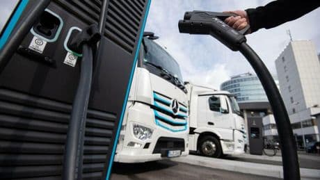 Elektromobilität : Es geht um Lkw-Ladesäulen auf 130 Rastanlagen: Autobahn-Ausschreibung droht zu floppen