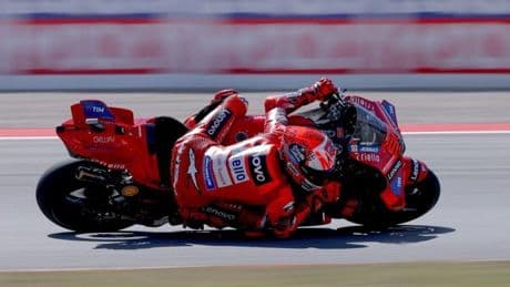 Un error de Álex regala la victoria al sprint a Marc Márquez
