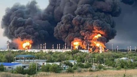 Ukraine-Drohnen treffen russisches Öl-Depot – Videos zeigen riesigen Feuerball