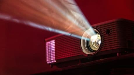 Les meilleurs mini vidéoprojecteurs à saisir en mai 2025 si vous avez un petit budget (moins de 300 euros)