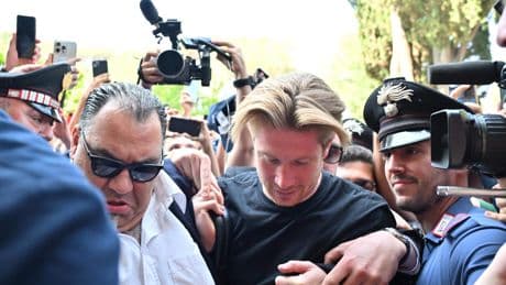 VIDEO Massale gekte bij Napoli: Kevin De Bruyne arriveert voor medische keuring