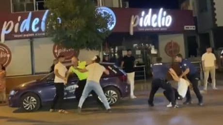 İzmir'de polise saldırı kamerada: 2 tutuklama