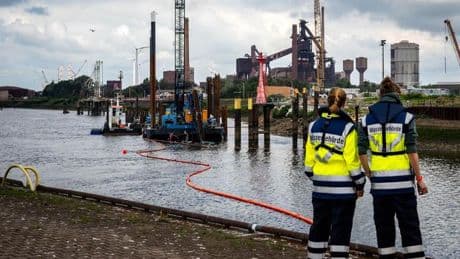 Bremer Industriehafen: Bergung des gesunkenen Schleppers in Bremen beendet