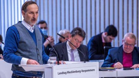 Mecklenburg-Vorpommern: Linken-Abgeordneter an Infostand angegriffen