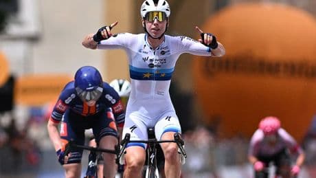 Kopecky loodst Wiebes naar sprintzege in Giro, Henderson houdt leiding