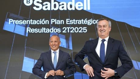 Sabadell promete 6.300 millones para retener a sus accionistas frente a BBVA: "No estamos tirando la casa por la ventana aunque lo parece"