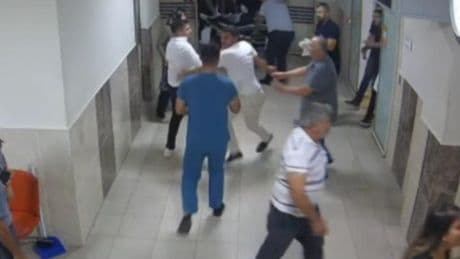Kozan Devlet Hastanesi’nde sağlık emekçilerine saldırı