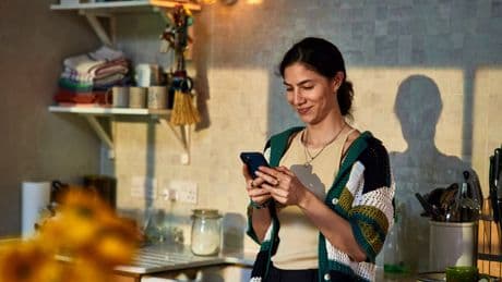 Achtung: Darum sollten Sie in der Küche die Finger vom Handy lassen