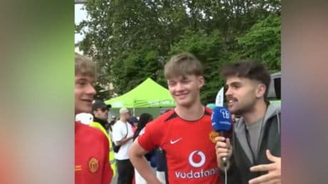 El cómico desenlace de una entrevista a dos fans &#039;del Manchester&#039; en Bilbao
