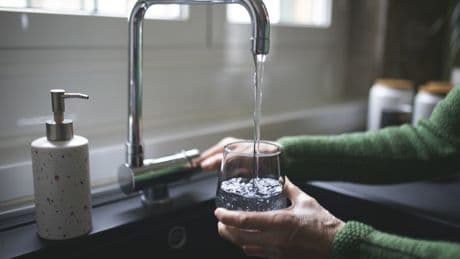 Schon nach 5 Stunden ohne Wasser: Das passiert in Ihrem Körper