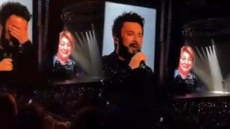 Tarkan annesini kaybettikten sonra ilk kez sahnede! En sevdiği şarkıyı söyledi gözyaşlarını tutamadı