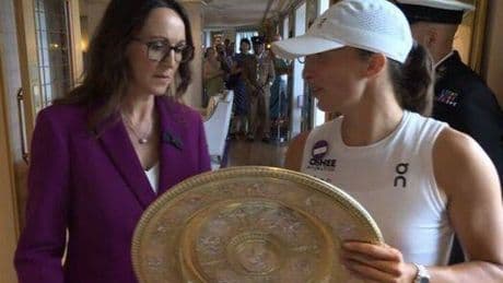 Iga Swiatek forced to give back Wimbledon trophy after thrashing Amanda Anisimova