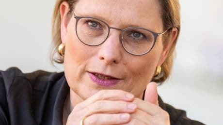 Union ist skeptisch: Justizministerin Hubig will gemeinsame Elternschaft für lesbische Paare