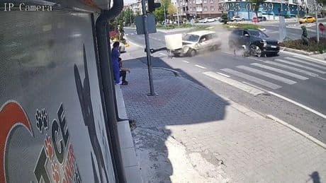 Kameralara yansıdı: Kazayı film izler gibi izledi