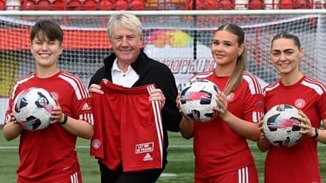 Football legend Frank McAvennie gets behind women’s football team in shirt deal