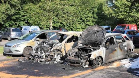 Polizei jagt Brandstifter - 10 Autos in einer Nacht abgefackelt
