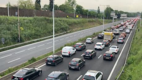 Baisse du bonus pour les voitures électriques: un danger pour la transition écologique