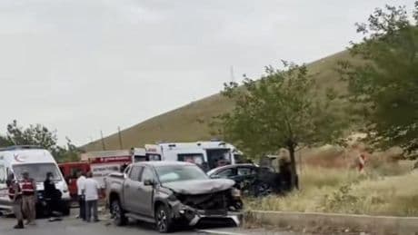 Diyarbakır'da otomobil ile kamyonetin çarpıştığı kazada can kaybı 2'ye çıktı