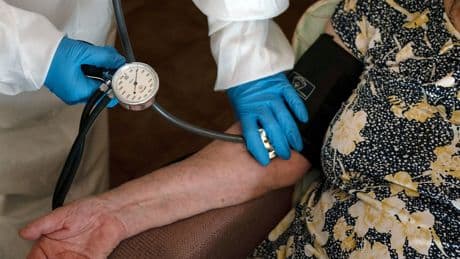 20 yıl boyunca hastalarına yanlış teşhis koyan doktor, sigorta şirketlerini dolandırdı