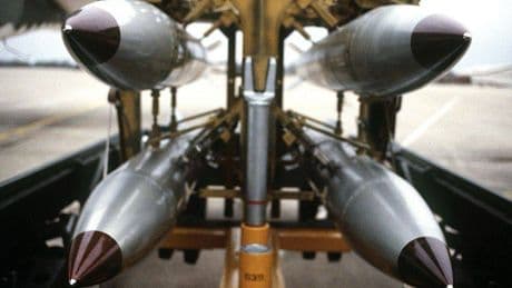 Gli Usa portano altre testate nucelari B61-12 in Europa: cosa c'è dietro la mossa di Trump