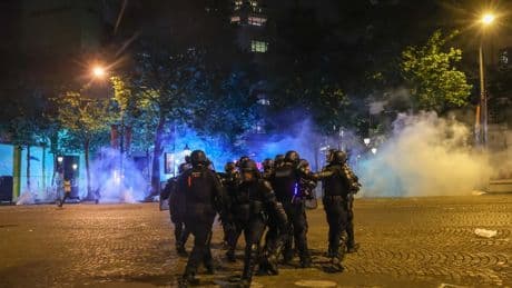 Graves disturbios en París en la celebración de la Champions: un joven muere apuñalado, 300 detenidos, coches quemados, atropellos...