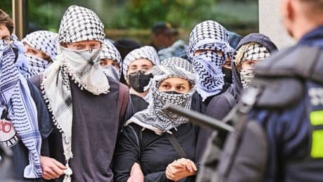 Autoriteiten willen macht op straat teruggrijpen nu Gaza-protesten verharden, politie treed harder op: ’Actie is reactie’