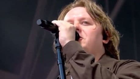 "C'est si bon d'être de retour": l'émouvant concert surprise de Lewis Capaldi à Glastonbury