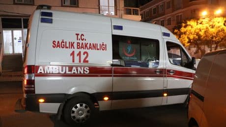 Arızalanan İETT otobüsüne müdahale eden işçilere otomobilin çarptı