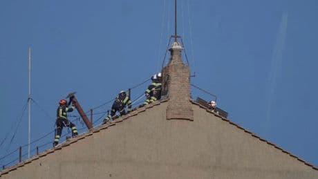 El Vaticano ultima el cónclave: instala la chimenea que mostrará cuándo se elegirá al nuevo Papa