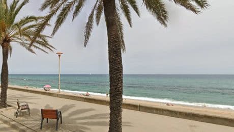 Este es el municipio de Barcelona con playa más barato para alquilar una casa este verano